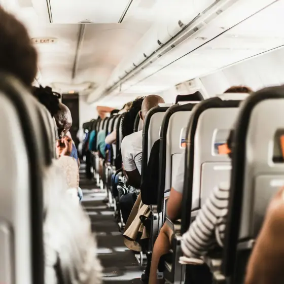 7 tipos de passageiros que todo mundo odeia no avião e como sobreviver a eles