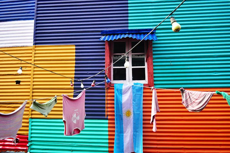 Bandeira da Argentina em uma das janelas do Caminito