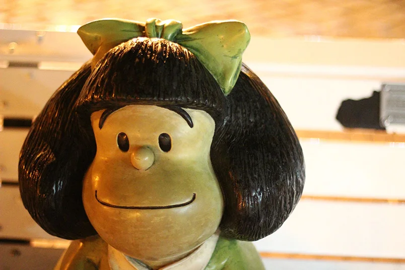 A obra é uma homenagem ao cartunista Quino, o criador da Mafalda