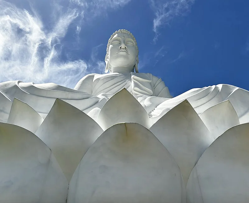 buda gigante de ibiraçu