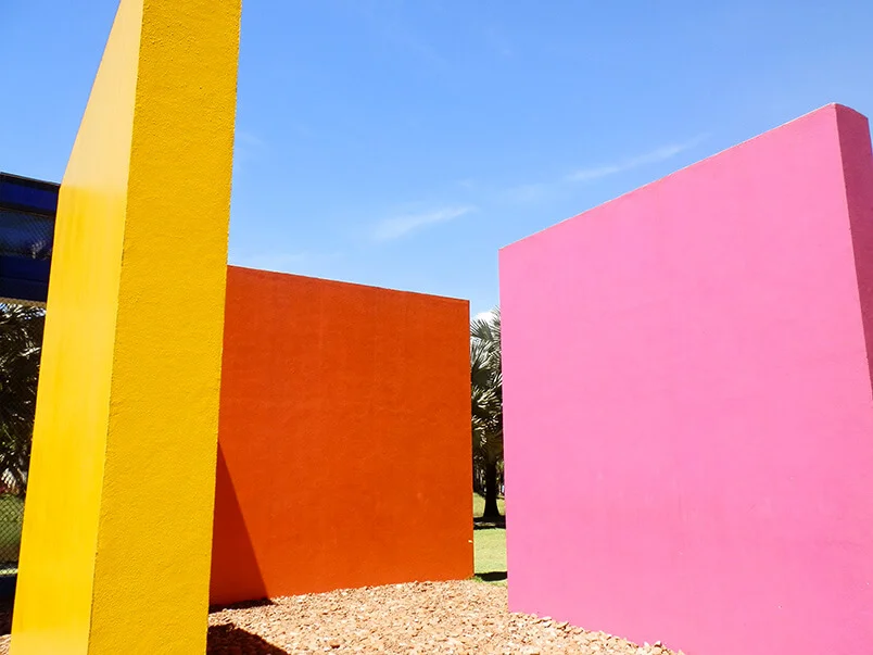 Obra "Invenção da cor, Penetrável Magic Square" de Hélio Oiticica